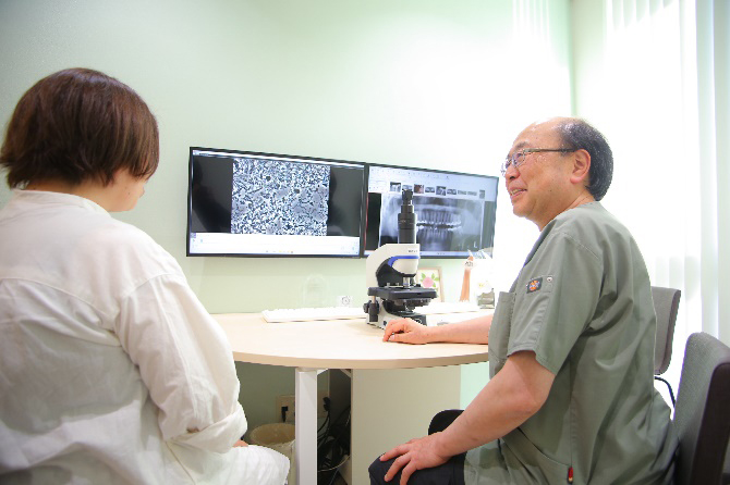 位相差顕微鏡で口の中の細菌の状態を確認