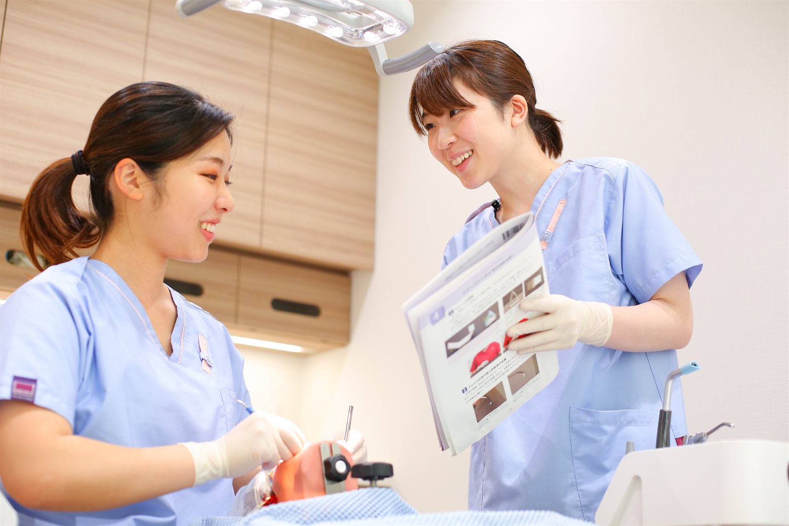 笑顔で学び合う歯科衛生士